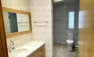 Casa en Venta en Sierra Alta con Recámara en PLANTA BAJA con baño completo, ALBERCA y terraza con increíbles vistas!