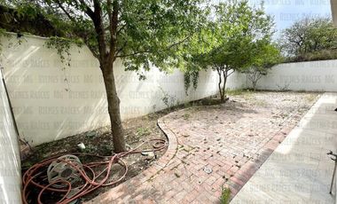 Casa en Venta en Sierra Alta con Recámara en PLANTA BAJA con baño completo, ALBERCA y terraza con increíbles vistas!