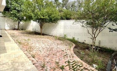 Casa en Venta en Sierra Alta con Recámara en PLANTA BAJA con baño completo, ALBERCA y terraza con increíbles vistas!