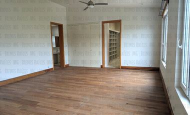 Casa en Venta en Sierra Alta con Recámara en PLANTA BAJA con baño completo, ALBERCA y terraza con increíbles vistas!