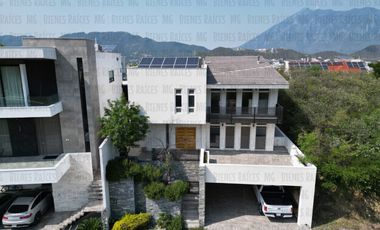 Casa en Venta en Sierra Alta con Recámara en PLANTA BAJA con baño completo, ALBERCA y terraza con increíbles vistas!