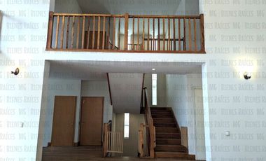 Casa en Venta en Sierra Alta con Recámara en PLANTA BAJA con baño completo, ALBERCA y terraza con increíbles vistas!