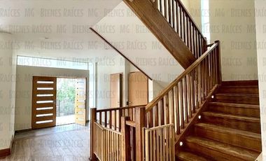 Casa en Venta en Sierra Alta con Recámara en PLANTA BAJA con baño completo, ALBERCA y terraza con increíbles vistas!