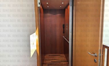 Casa en Venta en Sierra Alta con Recámara en PLANTA BAJA con baño completo, ALBERCA y terraza con increíbles vistas!