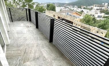 Casa en Venta en Sierra Alta con Recámara en PLANTA BAJA con baño completo, ALBERCA y terraza con increíbles vistas!