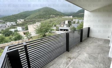 Casa en Venta en Sierra Alta con Recámara en PLANTA BAJA con baño completo, ALBERCA y terraza con increíbles vistas!