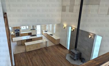 Casa en Venta en Sierra Alta con Recámara en PLANTA BAJA con baño completo, ALBERCA y terraza con increíbles vistas!