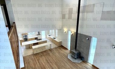 Casa en Venta en Sierra Alta con Recámara en PLANTA BAJA con baño completo, ALBERCA y terraza con increíbles vistas!