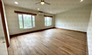 Casa en Venta en Sierra Alta con Recámara en PLANTA BAJA con baño completo, ALBERCA y terraza con increíbles vistas!