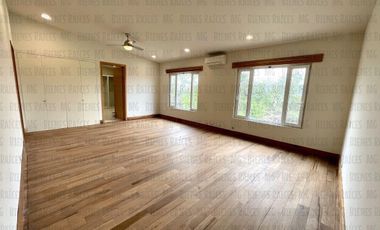 Casa en Venta en Sierra Alta con Recámara en PLANTA BAJA con baño completo, ALBERCA y terraza con increíbles vistas!