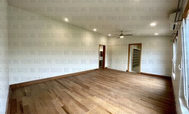 Casa en Venta en Sierra Alta con Recámara en PLANTA BAJA con baño completo, ALBERCA y terraza con increíbles vistas!