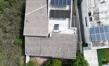 Casa en Venta en Sierra Alta con Recámara en PLANTA BAJA con baño completo, ALBERCA y terraza con increíbles vistas!