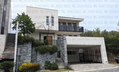 Casa en Venta en Sierra Alta con Recámara en PLANTA BAJA con baño completo, ALBERCA y terraza con increíbles vistas!