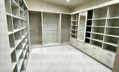 Casa en Venta en Sierra Alta con Recámara en PLANTA BAJA con baño completo, ALBERCA y terraza con increíbles vistas!