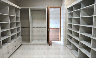 Casa en Venta en Sierra Alta con Recámara en PLANTA BAJA con baño completo, ALBERCA y terraza con increíbles vistas!