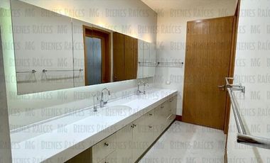 Casa en Venta en Sierra Alta con Recámara en PLANTA BAJA con baño completo, ALBERCA y terraza con increíbles vistas!