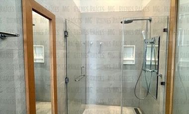 Casa en Venta en Sierra Alta con Recámara en PLANTA BAJA con baño completo, ALBERCA y terraza con increíbles vistas!