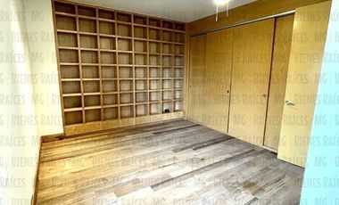 Casa en Venta en Sierra Alta con Recámara en PLANTA BAJA con baño completo, ALBERCA y terraza con increíbles vistas!