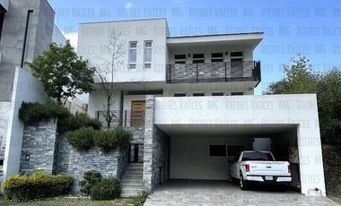 Casa en Venta en Sierra Alta con Recámara en PLANTA BAJA con baño completo, ALBERCA y terraza con increíbles vistas!