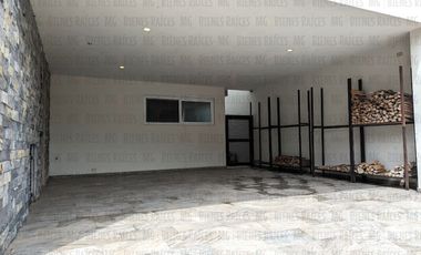 Casa en Venta en Sierra Alta con Recámara en PLANTA BAJA con baño completo, ALBERCA y terraza con increíbles vistas!