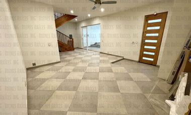 Casa en Venta en Sierra Alta con Recámara en PLANTA BAJA con baño completo, ALBERCA y terraza con increíbles vistas!