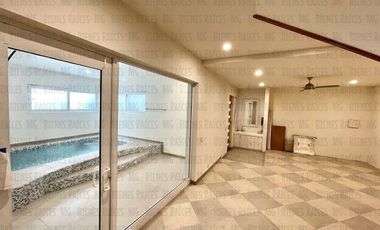 Casa en Venta en Sierra Alta con Recámara en PLANTA BAJA con baño completo, ALBERCA y terraza con increíbles vistas!