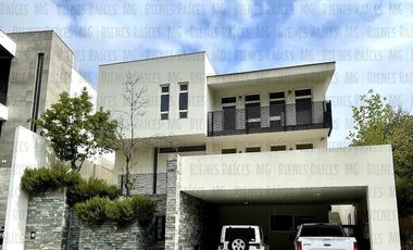 Casa en Venta en Sierra Alta con Recámara en PLANTA BAJA con baño completo, ALBERCA y terraza con increíbles vistas!