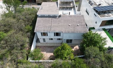 Casa en Venta en Sierra Alta con Recámara en PLANTA BAJA con baño completo, ALBERCA y terraza con increíbles vistas!