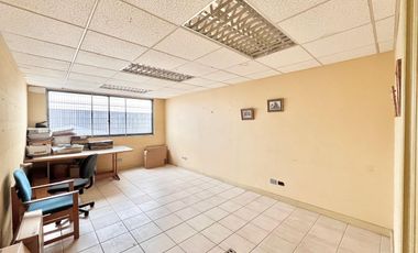 Se vende amplia oficina EX CONSERVADOR DE CURICÓ, Edificio Montt