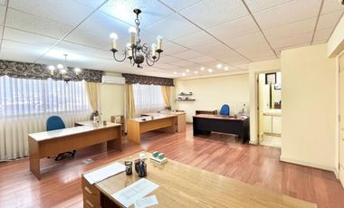 Se vende amplia oficina EX CONSERVADOR DE CURICÓ, Edificio Montt