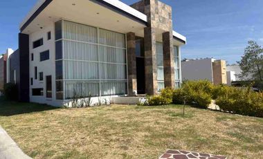 CASA DE UNA PLANTA EN RENTA AMUEBLADA EN EL BOSQUE COUNTRY CLUB