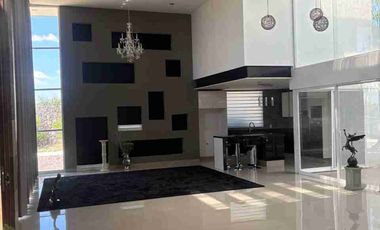 CASA DE UNA PLANTA EN RENTA AMUEBLADA EN EL BOSQUE COUNTRY CLUB