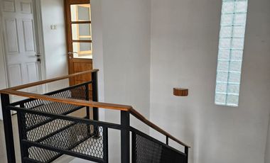 Rumah model Villa 2 Lantai Semi Furnished Perumahan Bukit Randu Agung Indah Gresik