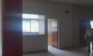 Venta Edificio de 2 Pisos, Tiene Oficinas, 6 Bodegas. Área 13.238,91 m² Via a Daule 5.5 Km