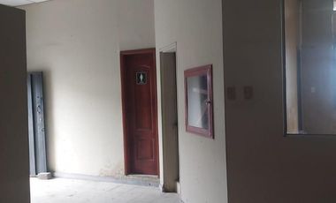 Venta Edificio de 2 Pisos, Tiene Oficinas, 6 Bodegas. Área 13.238,91 m² Via a Daule 5.5 Km