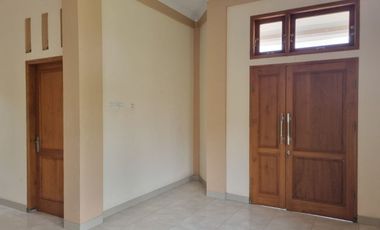 RUMAH SECOND TERAWAT FASILITAS LENGKAP DI TEPI JALAN PURWOREJO