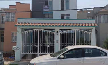 Casa amplia en Terranova De 4 recamaras y un estudio cuenta con terraza y área de asador