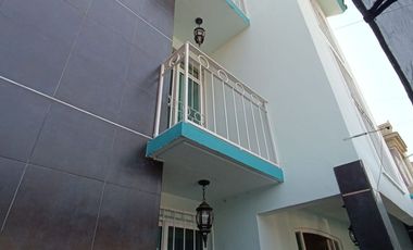 Casa amplia en Terranova De 4 recamaras y un estudio cuenta con terraza y área de asador