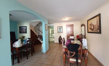Casa amplia en Terranova De 4 recamaras y un estudio cuenta con terraza y área de asador