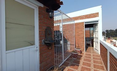 Casa amplia en Terranova De 4 recamaras y un estudio cuenta con terraza y área de asador
