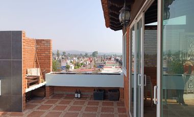 Casa amplia en Terranova De 4 recamaras y un estudio cuenta con terraza y área de asador