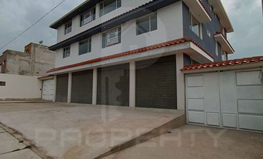 Casa con local comercial por estrenar 5 parqueaderos 3 dormitorios Cashapamba En venta valle chillos Casa con local comercial por estrenar.