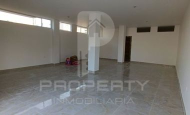 Casa con local comercial por estrenar 5 parqueaderos 3 dormitorios Cashapamba En venta valle chillos Casa con local comercial por estrenar.