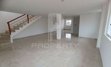 Casa con local comercial por estrenar 5 parqueaderos 3 dormitorios Cashapamba En venta valle chillos Casa con local comercial por estrenar.