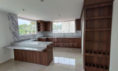 Casa con local comercial por estrenar 5 parqueaderos 3 dormitorios Cashapamba En venta valle chillos Casa con local comercial por estrenar.