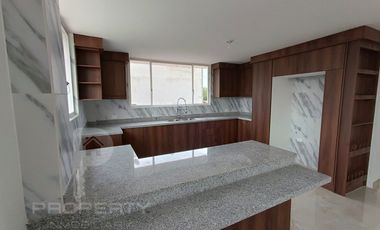 Casa con local comercial por estrenar 5 parqueaderos 3 dormitorios Cashapamba En venta valle chillos Casa con local comercial por estrenar.
