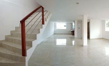 Casa con local comercial por estrenar 5 parqueaderos 3 dormitorios Cashapamba En venta valle chillos Casa con local comercial por estrenar.