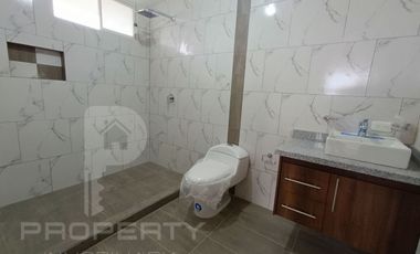 Casa con local comercial por estrenar 5 parqueaderos 3 dormitorios Cashapamba En venta valle chillos Casa con local comercial por estrenar.