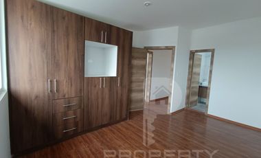 Casa con local comercial por estrenar 5 parqueaderos 3 dormitorios Cashapamba En venta valle chillos Casa con local comercial por estrenar.