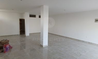 Casa con local comercial por estrenar 5 parqueaderos 3 dormitorios Cashapamba En venta valle chillos Casa con local comercial por estrenar.